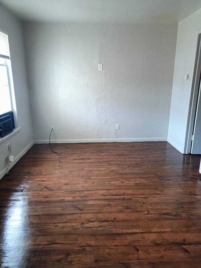 Building Photo - Cute 1 bed spacious unit. Comes with a stove, fridge, wall heater, and window A/C unit