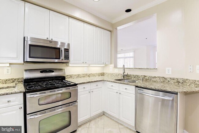 Building Photo - 1860 Stratford Park Pl