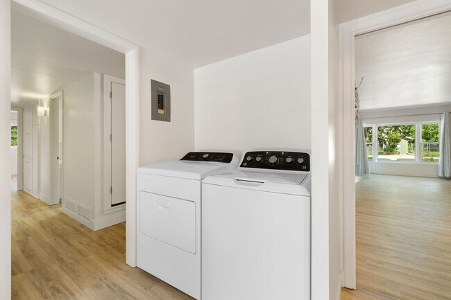 Building Photo - Reburbished 3bd/2ba, 2,275 sq ft home in Coconino Estates close to Hospital, park, downtown Flags...