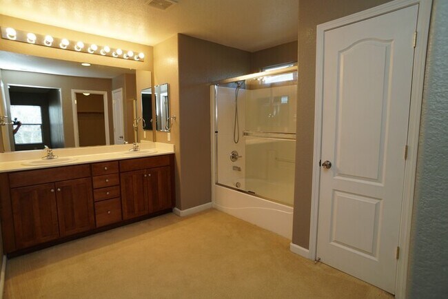 Building Photo - Spacious 4 bedroom 2.5 bathroom in Lincoln Crossing!