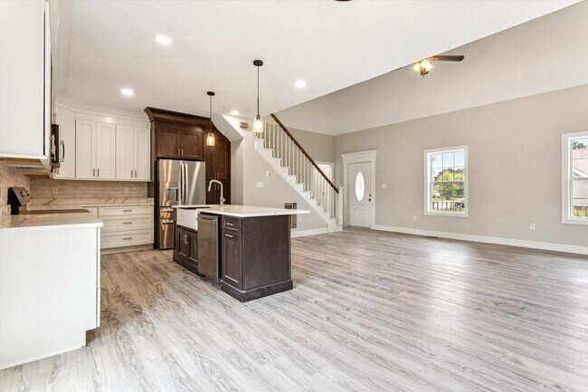 Building Photo - Renovated 5-bedroom 3.5-bathroom home loca...