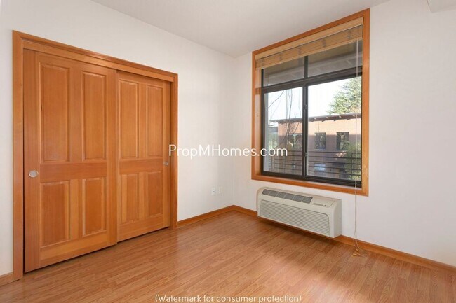Building Photo - Light Filled One Bedroom Condo In Gresham!