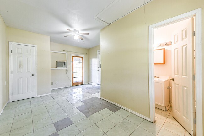 Building Photo - 4710 Wedgewood Dr
