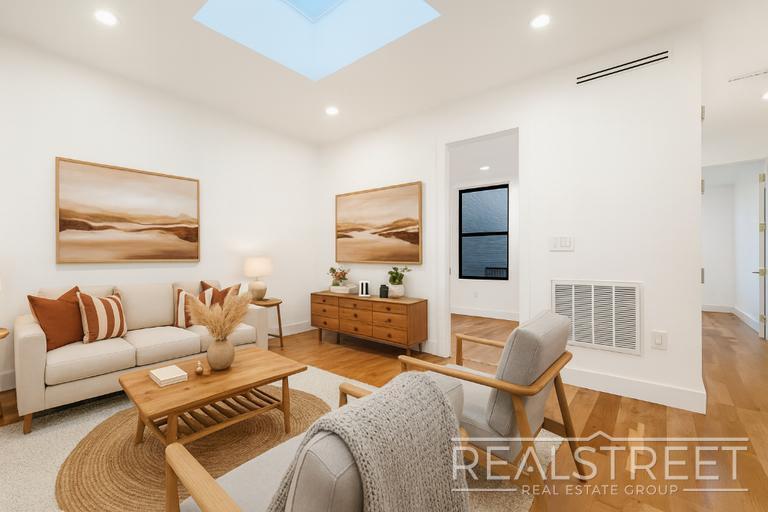Building Photo - Modern Renovated 2BR with Skylight & Private Balcony in Prime Crown Heights