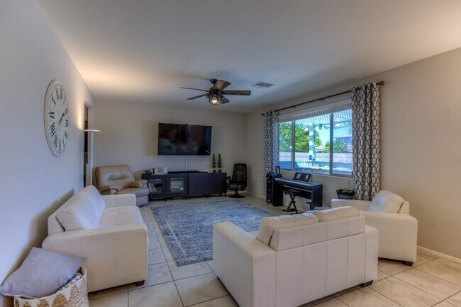 Building Photo - Stunning Home with Pool in La Estancia and...