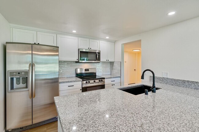 Building Photo - Renovated 2 Bedroom Condo Located on the F...