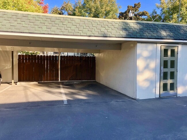 Building Photo - $1,550 Palm & Shaw, 2 Bedroom Condo - N Wi...