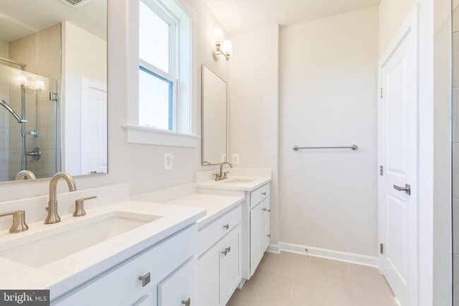 Building Photo - 200 Hickory Holw Ct