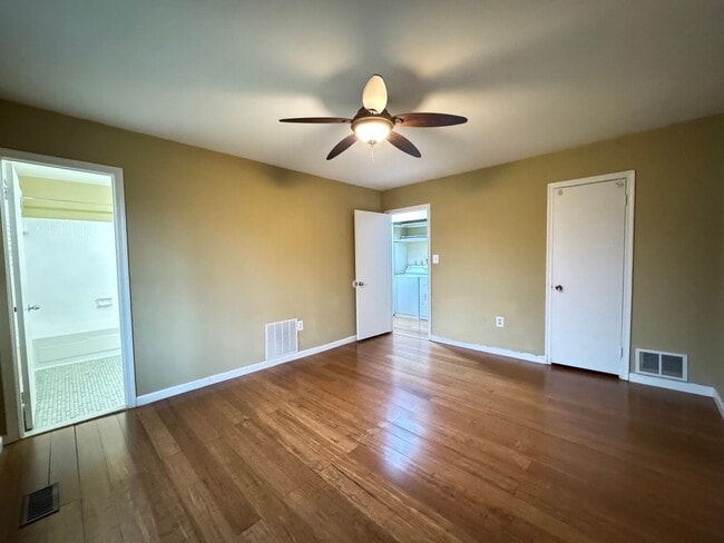 Building Photo - Spacious 3 Bed 2.5 Bath Townhome In Beautiful Sudley