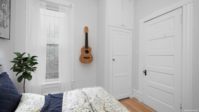 Building Photo - 622 W Briar Pl