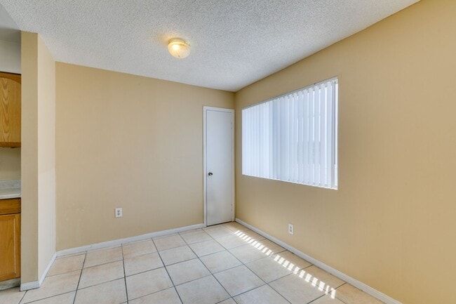 Building Photo - Cozy 2BR/2BA in Spring Valley Near the Strip