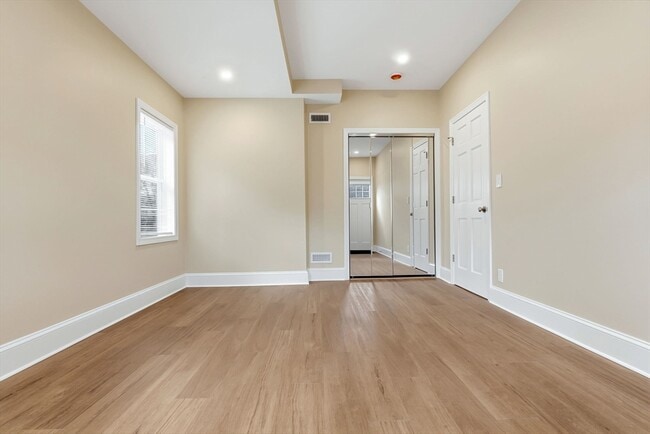 Building Photo - 142 Elliott St