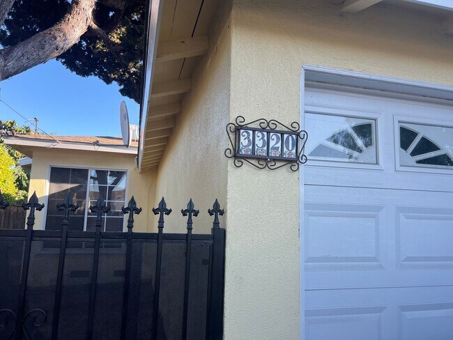 Building Photo - Inglewood Duplex