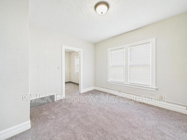 Building Photo - 533 Gage St