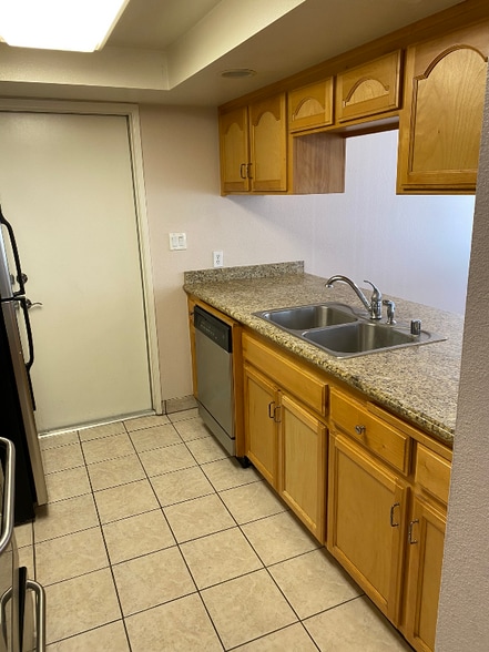 Building Photo - 500 White Ln