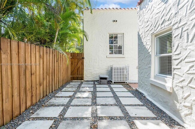 Building Photo - 829 Lorca St