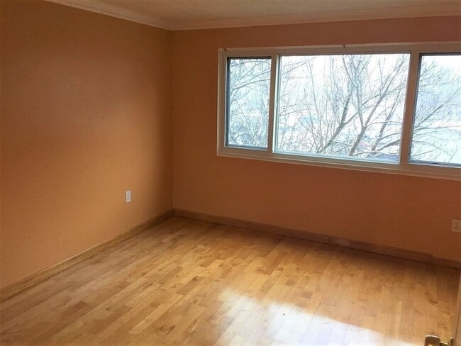Building Photo - 200 Cove Way