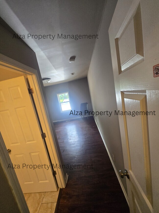 Building Photo - 828 Poplar Ln