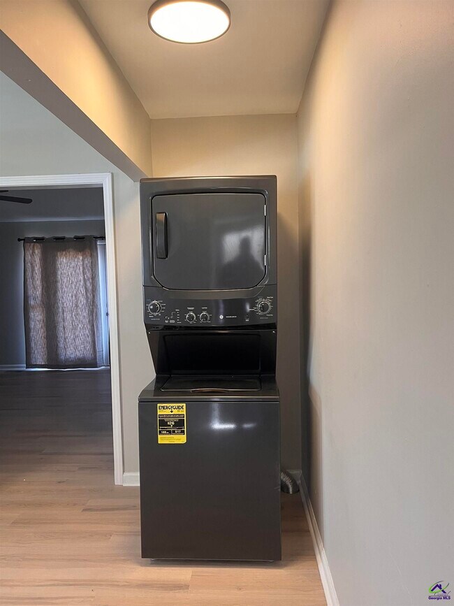 Building Photo - 202 Sherman St