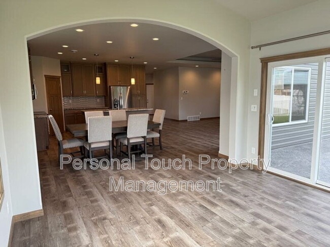 Building Photo - 7352 Eagle Point Dr S