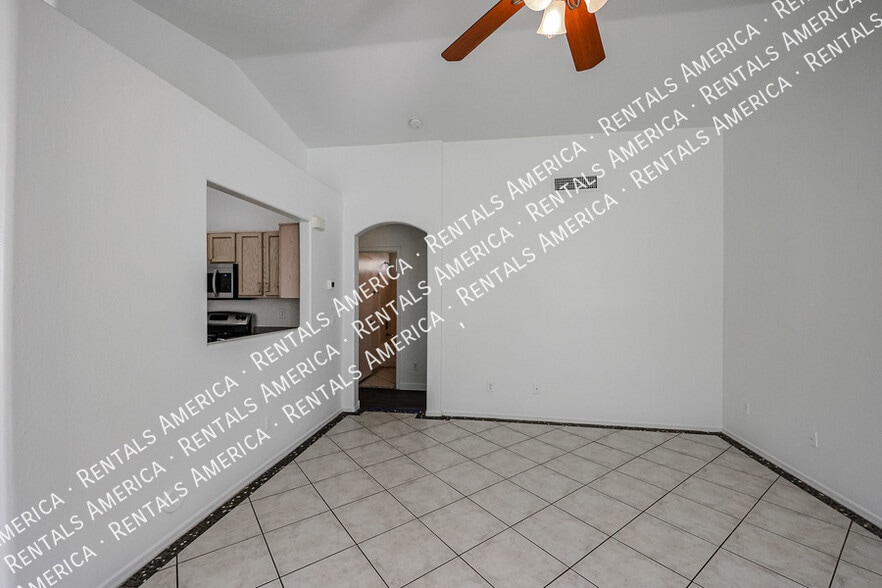 Building Photo - 12731 W Sharon Dr