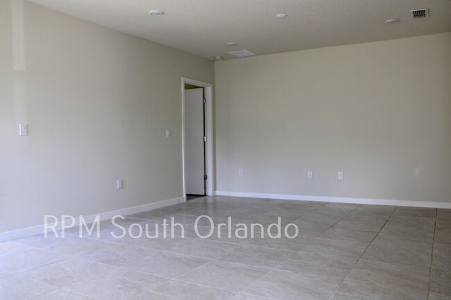 Building Photo - 4 bedroom, 2 bath home Kissimmee