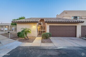 Building Photo - 3-bedroom townhome in great central Phoeni...