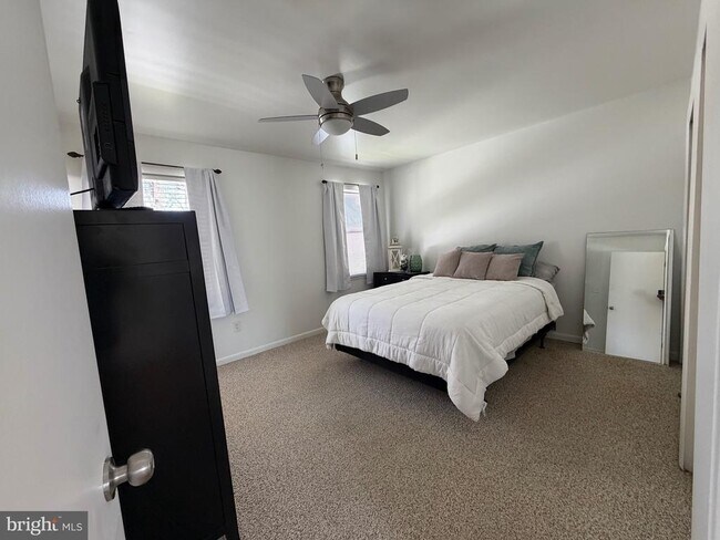 Building Photo - 18 Jameson Ln