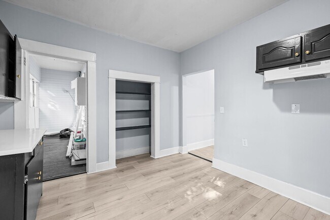 Building Photo - Beautiful 3 Bedroom 2 Bath