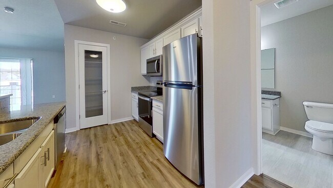 Building Photo - Like New Condo Style Upper 2 Bedroom 1 Bathroom Apartment is Available