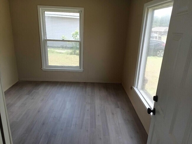 Building Photo - 839 E 2nd St