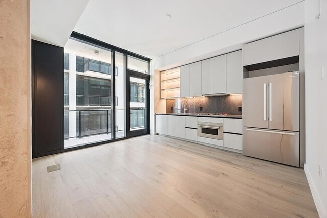 Building Photo - 610 Davis St