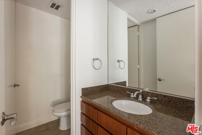 Building Photo - 4173 Del Mar Ave