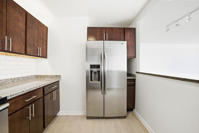 Building Photo - 4343 N Clarendon Ave