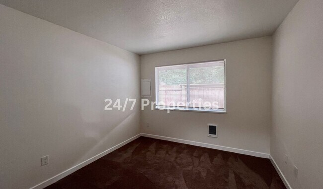 Building Photo - Newly Updated 1BD I 1BA - SANDY OR!