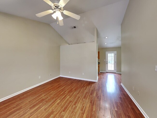 Building Photo - 3BD / 2 BA