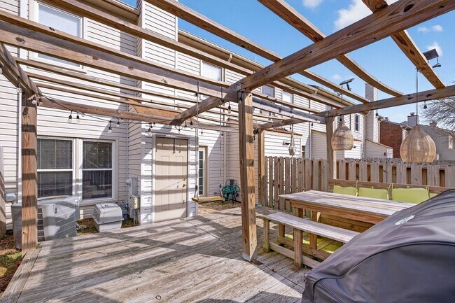 Building Photo - 729 Creekside Crescent