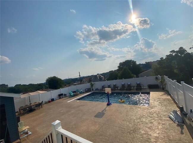 Building Photo - 242 Bigham St