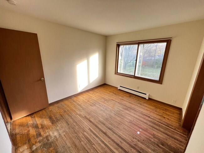 Building Photo - AVAILABLE JUNE 2025! HUGE 5 Bedroom, 2 Bath Home by UMD!