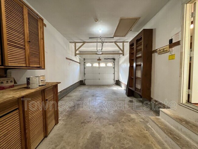 Building Photo - 6204 Lakehaven Dr
