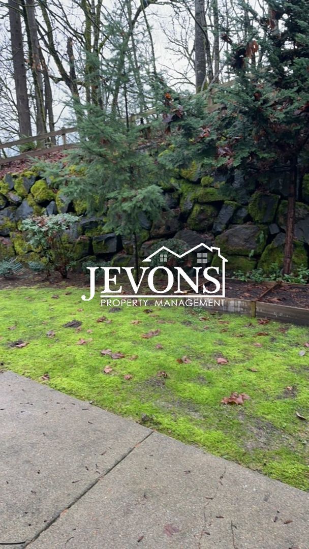Building Photo - Experience this beautiful SeaTac single-family home with an equipped kitchen, high ceilings, near...