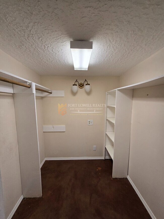 Building Photo - Vintage 3 Bedroom, 2 Bath Home with all the Modern Conveniences!