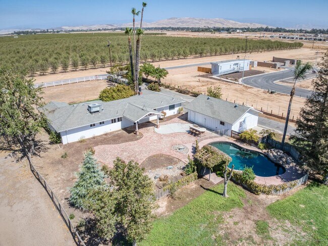 Building Photo - 4105 E Perrin Ave