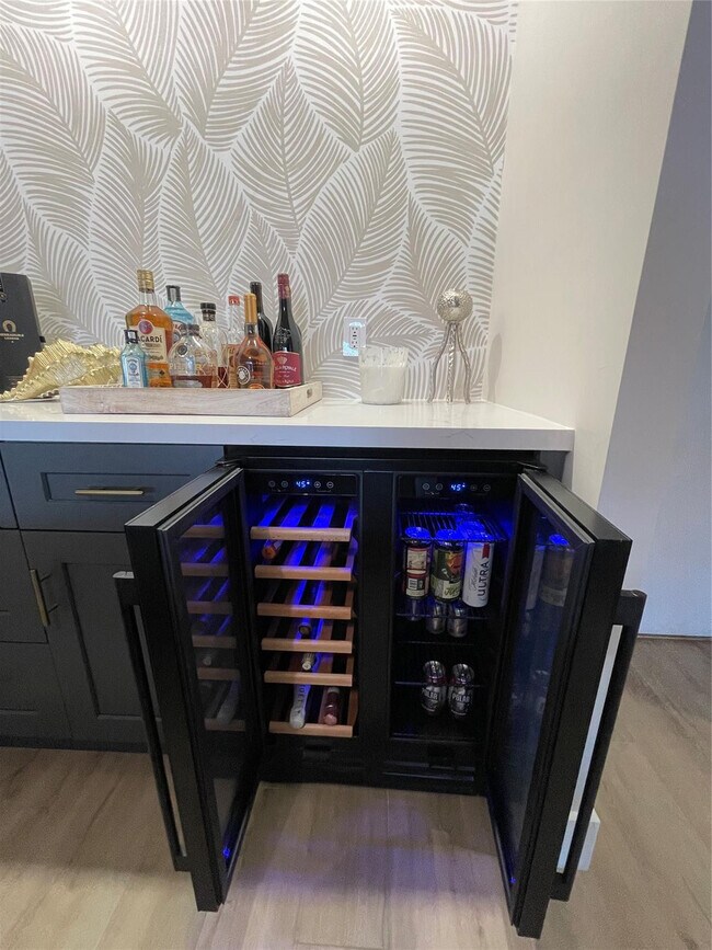 Building Photo - 400 Kings Point Dr