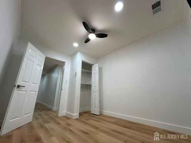 Building Photo - 405 N Oaks Blvd