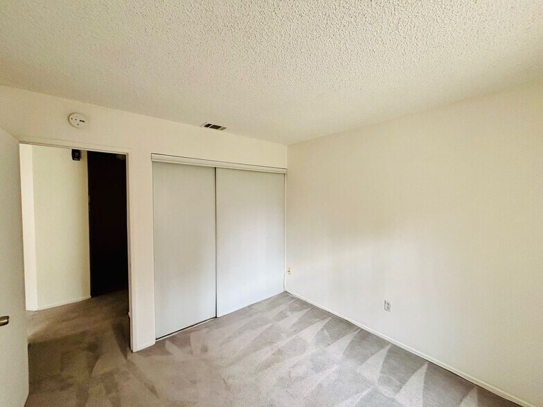 Building Photo - 3220 Ave S-2