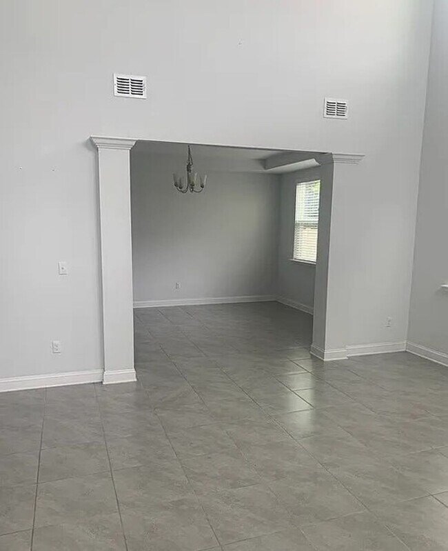 Building Photo - Beautiful 5/4 home with over 4k sqft, fenc...