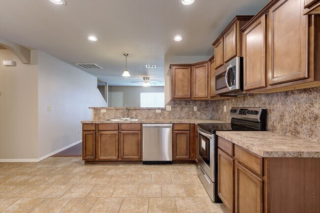 Building Photo - ** $500 Off Move-in Special ** Gorgeous 4 ...