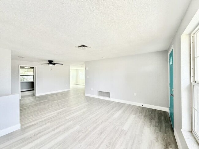 Building Photo - 3250 Coldwell Dr