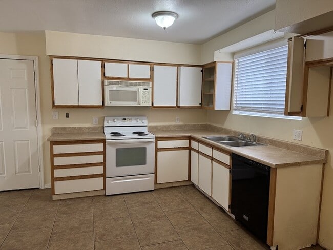 Building Photo - 5517 W Roma Ave